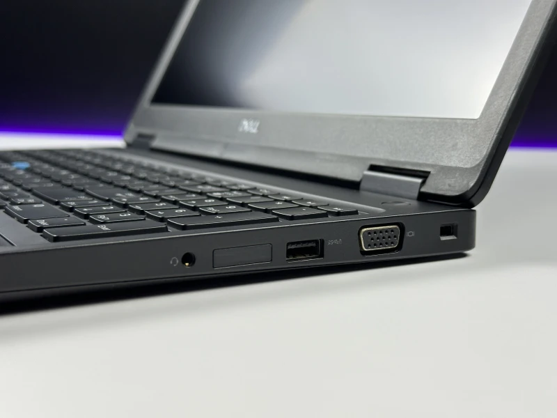 Dell Latitude 5590 - i7-8650U, ekran 15.6" FHD. Solidny laptop biznesowy z klawiaturą US, idealny do codziennej pracy biurowej i wielozadaniowości.