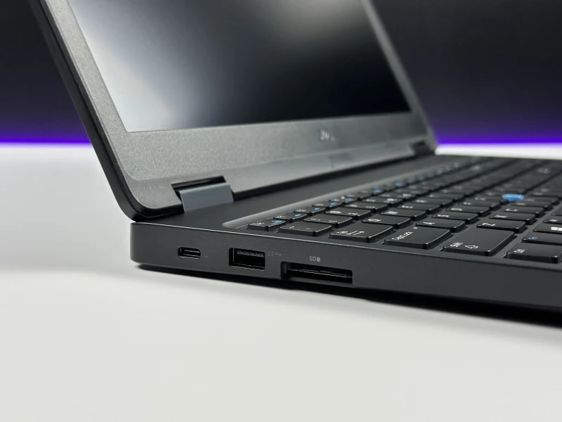 Dell Latitude 5590 - i7-8650U, ekran 15.6" FHD. Solidny laptop biznesowy z klawiaturą US, idealny do codziennej pracy biurowej i wielozadaniowości.