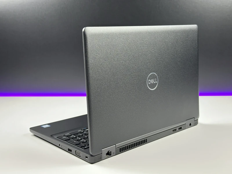 Dell Latitude 5590 - i7-8650U, ekran 15.6" FHD. Solidny laptop biznesowy z klawiaturą US, idealny do codziennej pracy biurowej i wielozadaniowości.