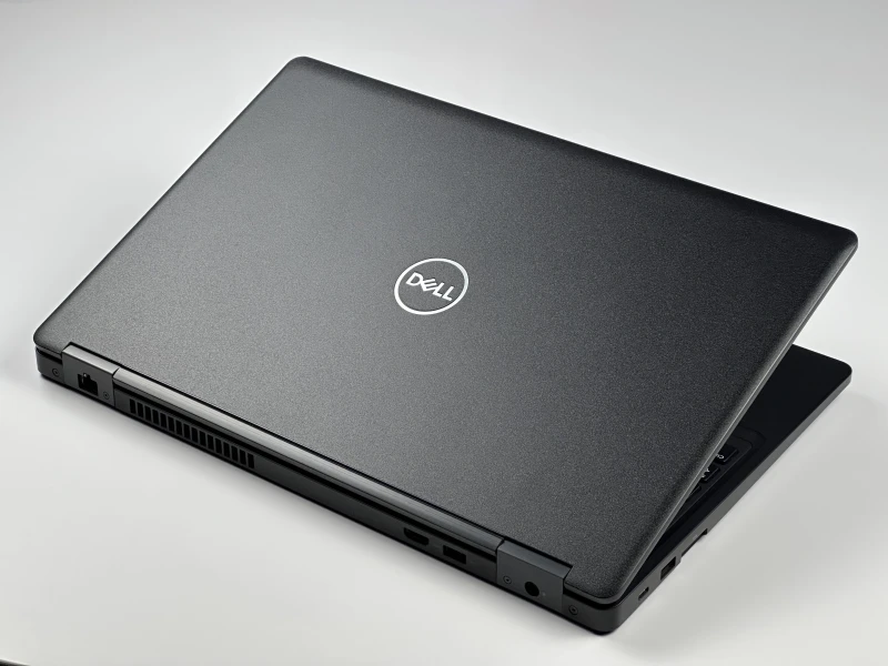 Dell Latitude 5590 - i7-8650U, ekran 15.6" FHD. Solidny laptop biznesowy z klawiaturą US, idealny do codziennej pracy biurowej i wielozadaniowości.