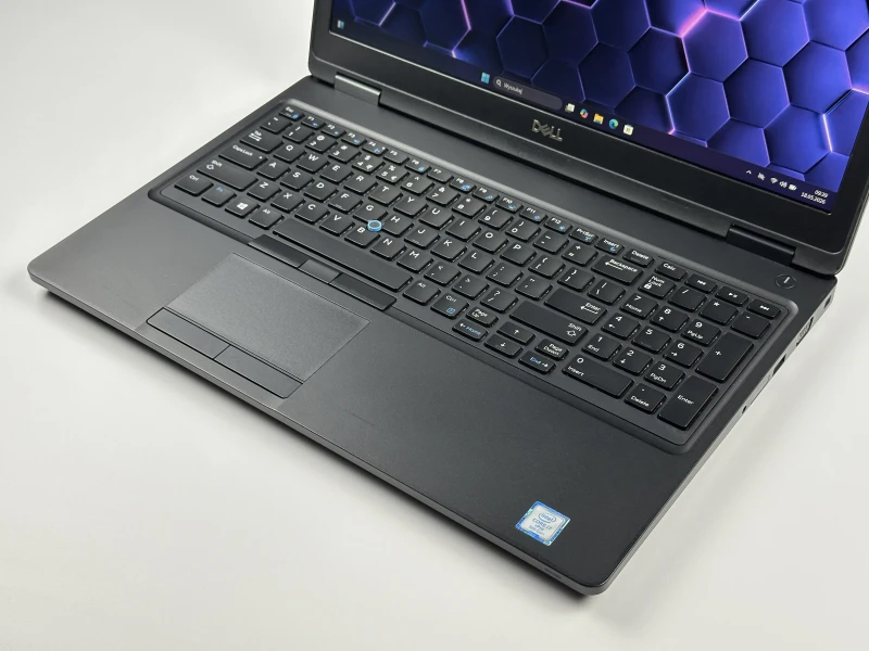 Dell Latitude 5590 - i7-8650U, ekran 15.6" FHD. Solidny laptop biznesowy z klawiaturą US, idealny do codziennej pracy biurowej i wielozadaniowości.