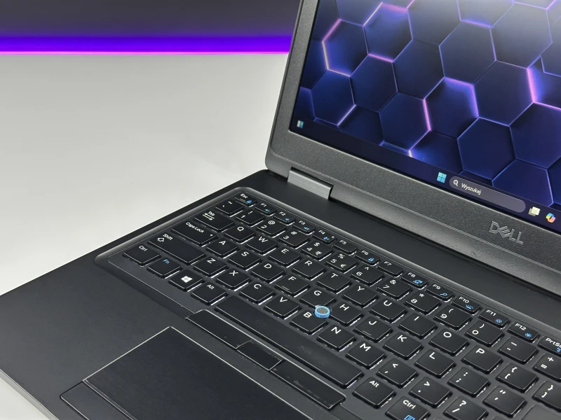 Dell Latitude 5590 - i7-8650U, ekran 15.6" FHD. Solidny laptop biznesowy z klawiaturą US, idealny do codziennej pracy biurowej i wielozadaniowości.