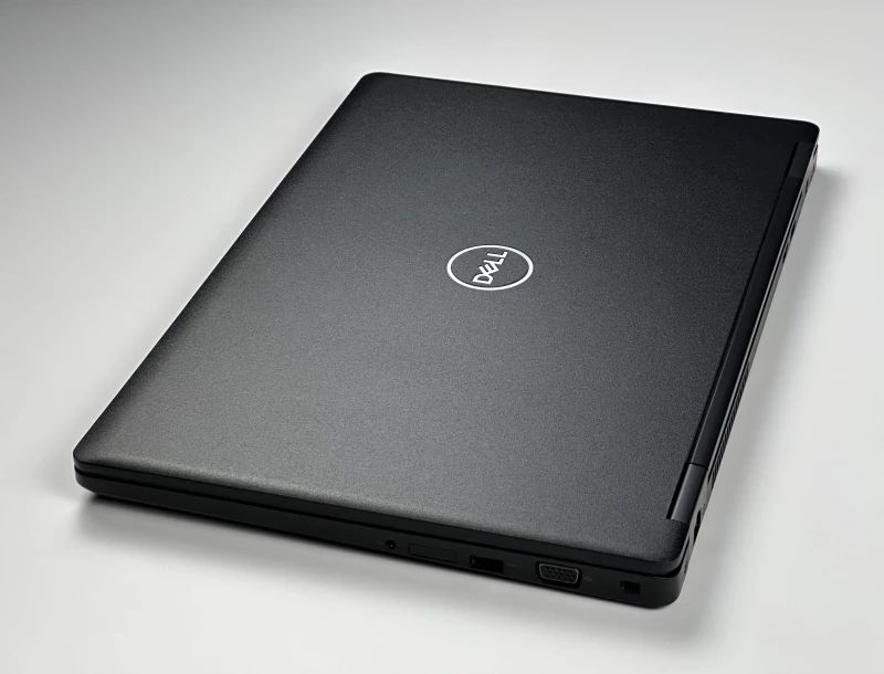 Dell Latitude 5590 - i7-8650U, ekran 15.6" FHD. Solidny laptop biznesowy z klawiaturą US, idealny do codziennej pracy biurowej i wielozadaniowości.