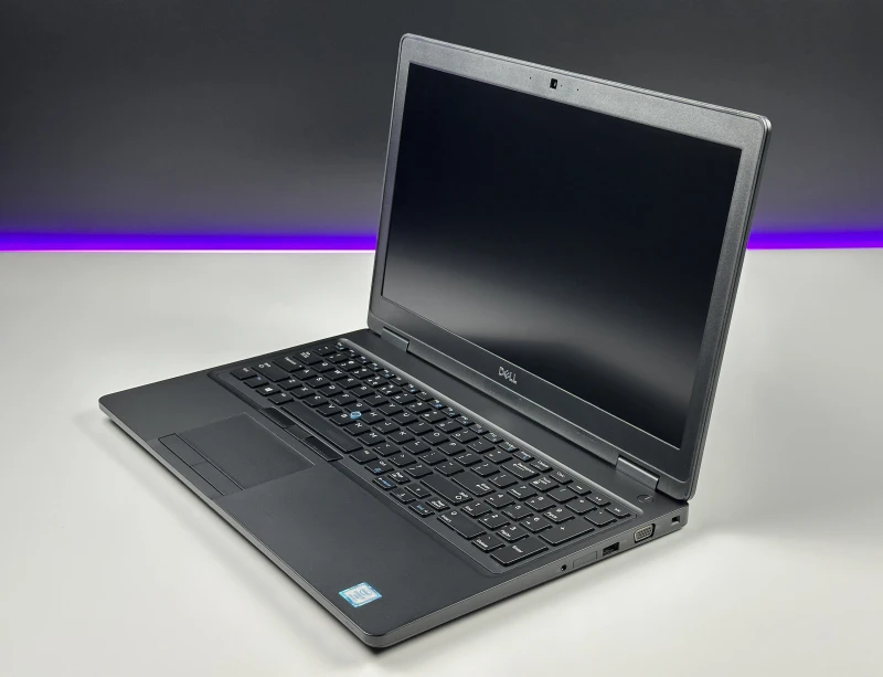 Dell Latitude 5590 - i7-8650U, ekran 15.6" FHD. Solidny laptop biznesowy z klawiaturą US, idealny do codziennej pracy biurowej i wielozadaniowości.