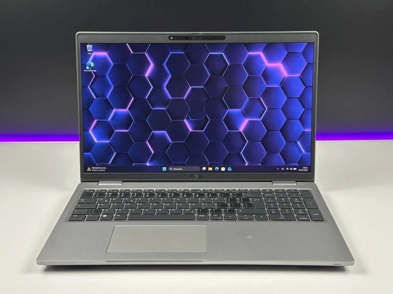 Dell Latitude 5530 - i7-1270P, 15.6" FHD dotykowy. Nowoczesny laptop biznesowy z dużą przestrzenią roboczą, idealny do pracy biurowej i mobilnej.