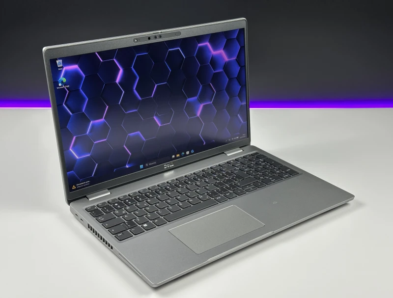 Dell Latitude 5530 - i7-1270P, 15.6" FHD dotykowy. Nowoczesny laptop biznesowy z dużą przestrzenią roboczą, idealny do pracy biurowej i mobilnej.