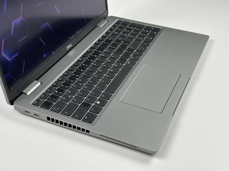 Dell Latitude 5530 - i7-1270P, 15.6" FHD dotykowy. Nowoczesny laptop biznesowy z dużą przestrzenią roboczą, idealny do pracy biurowej i mobilnej.