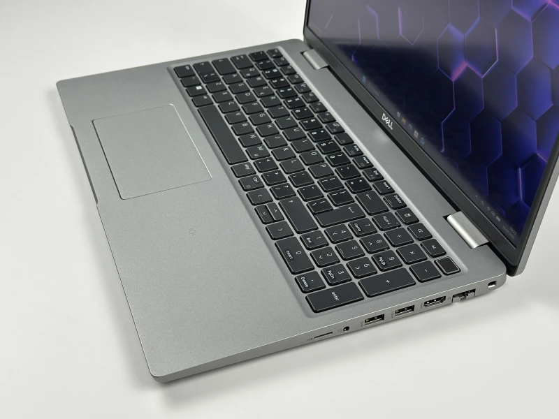 Dell Latitude 5530 - i7-1270P, 15.6" FHD dotykowy. Nowoczesny laptop biznesowy z dużą przestrzenią roboczą, idealny do pracy biurowej i mobilnej.