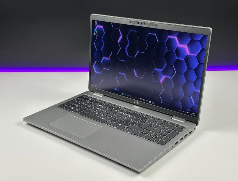Dell Latitude 5530 - i7-1270P, 15.6" FHD dotykowy. Nowoczesny laptop biznesowy z dużą przestrzenią roboczą, idealny do pracy biurowej i mobilnej.
