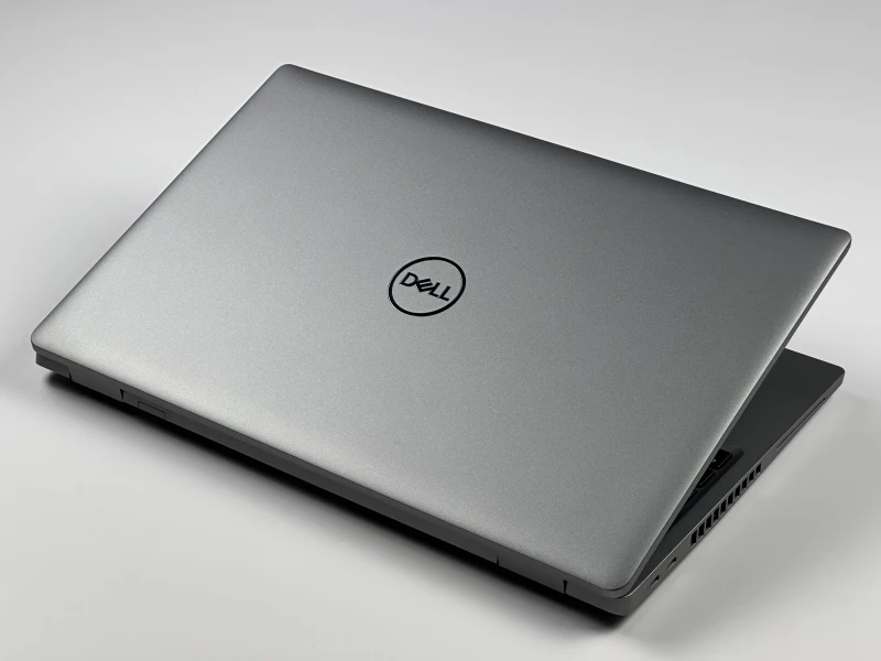 Dell Latitude 5530 - i7-1270P, 15.6" FHD dotykowy. Nowoczesny laptop biznesowy z dużą przestrzenią roboczą, idealny do pracy biurowej i mobilnej.