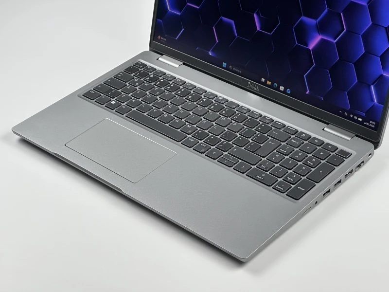 Dell Latitude 5530 - i7-1270P, 15.6" FHD dotykowy. Nowoczesny laptop biznesowy z dużą przestrzenią roboczą, idealny do pracy biurowej i mobilnej.