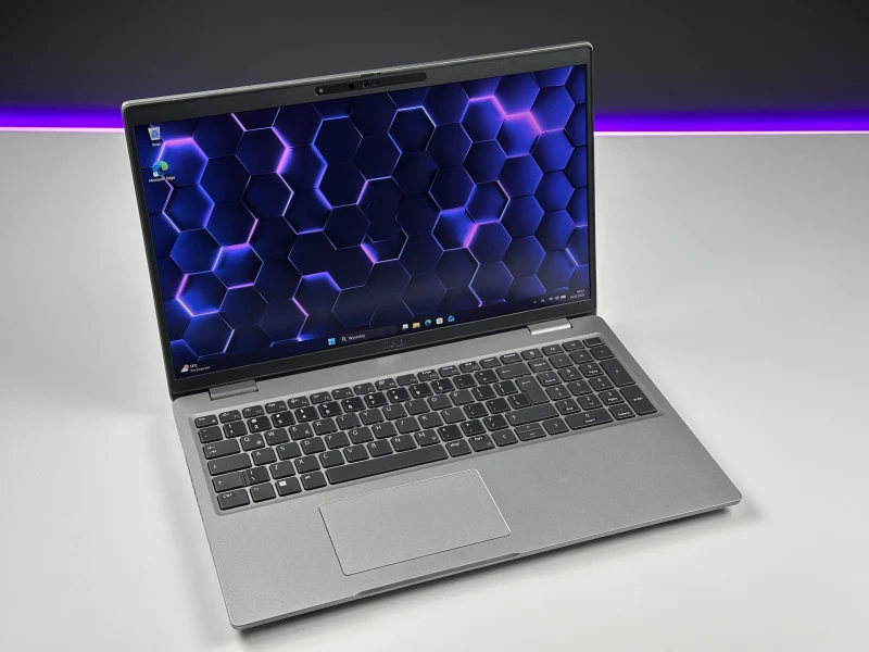 Dell Latitude 5530 - i7-1270P, 15.6" FHD dotykowy. Nowoczesny laptop biznesowy z dużą przestrzenią roboczą, idealny do pracy biurowej i mobilnej.