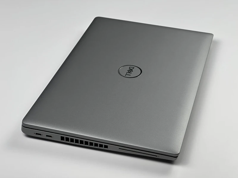Dell Latitude 5530 - i7-1270P, 15.6" FHD dotykowy. Nowoczesny laptop biznesowy z dużą przestrzenią roboczą, idealny do pracy biurowej i mobilnej.