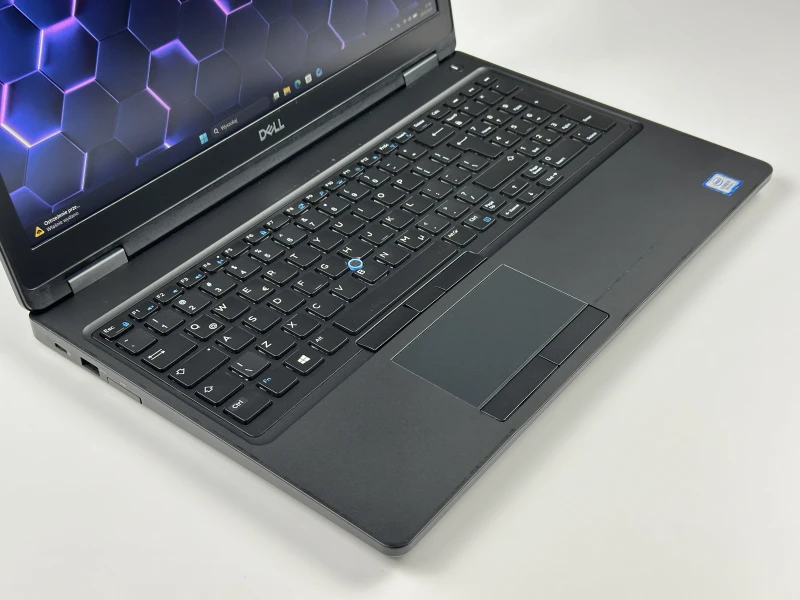 Dell Latitude 5590 - i5-8350U, 15.6", modem LTE. Uniwersalny laptop biznesowy do pracy z dedykowaną grafiką i szerokimi możliwościami łączności.
