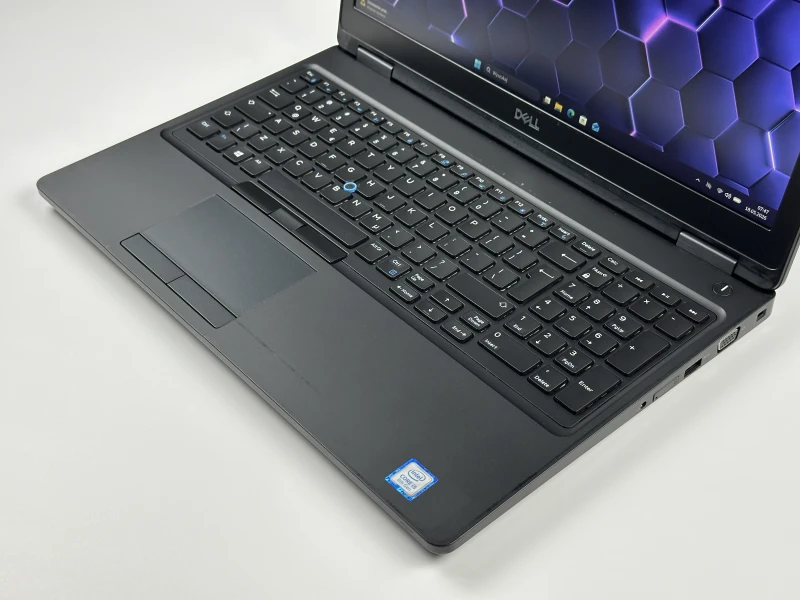 Dell Latitude 5590 - i5-8350U, 15.6", modem LTE. Uniwersalny laptop biznesowy do pracy z dedykowaną grafiką i szerokimi możliwościami łączności.