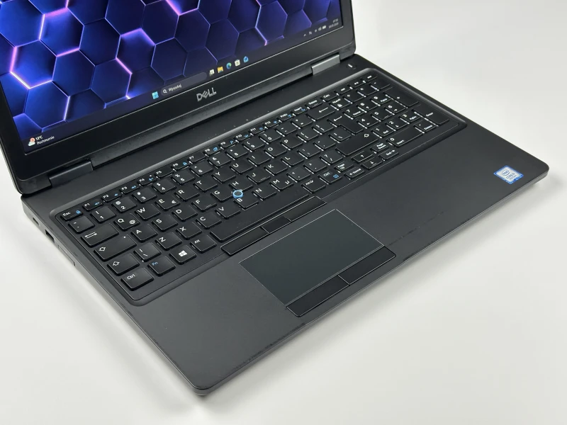 Dell Latitude 5590 - i5-8350U, 15.6", modem LTE. Uniwersalny laptop biznesowy do pracy z dedykowaną grafiką i szerokimi możliwościami łączności.