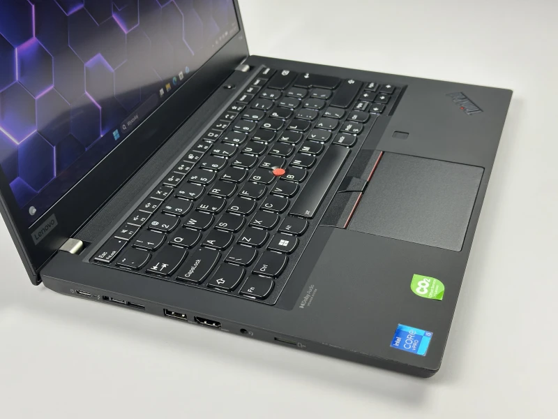 Lenovo ThinkPad T14 Gen 2 i5-1145G7, 14" FHD – biznesowy laptop do pracy biurowej i mobilnej, zapewniający stabilność i komfort użytkowania.