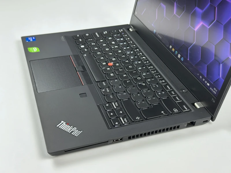 Lenovo ThinkPad T14 Gen 2 i5-1145G7, 14" FHD – biznesowy laptop do pracy biurowej i mobilnej, zapewniający stabilność i komfort użytkowania.