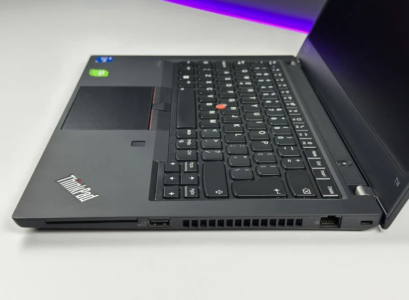 Lenovo ThinkPad T14 Gen 2 i5-1145G7, 14" FHD – biznesowy laptop do pracy biurowej i mobilnej, zapewniający stabilność i komfort użytkowania.