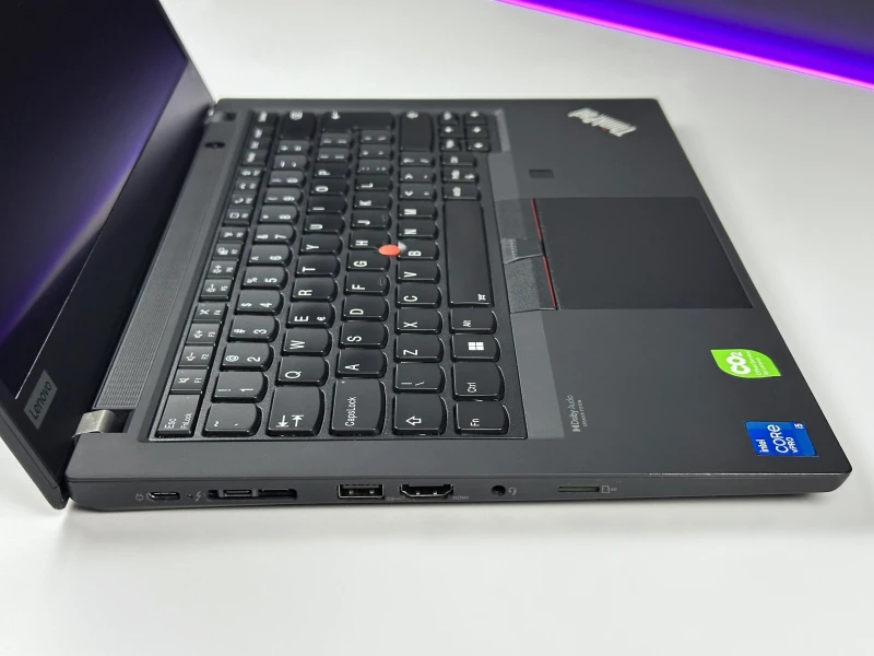 Lenovo ThinkPad T14 Gen 2 i5-1145G7, 14" FHD – biznesowy laptop do pracy biurowej i mobilnej, zapewniający stabilność i komfort użytkowania.