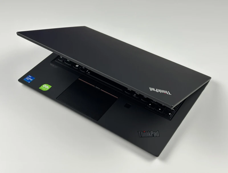 Lenovo ThinkPad T14 Gen 2 i5-1145G7, 14" FHD – biznesowy laptop do pracy biurowej i mobilnej, zapewniający stabilność i komfort użytkowania.