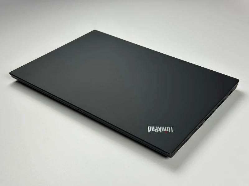 Lenovo ThinkPad T14 Gen 2 i5-1145G7, 14" FHD – biznesowy laptop do pracy biurowej i mobilnej, zapewniający stabilność i komfort użytkowania.