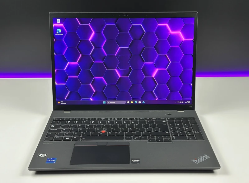 Lenovo ThinkPad T16 Gen 1 z i7-1260P. Wydajny laptop biznesowy z dużą przestrzenią roboczą, idealny do wielozadaniowej pracy biurowej i mobilnej.