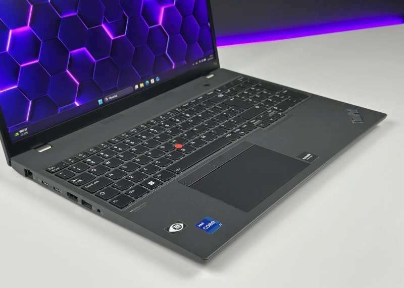Lenovo ThinkPad T16 Gen 1 z i7-1260P. Wydajny laptop biznesowy z dużą przestrzenią roboczą, idealny do wielozadaniowej pracy biurowej i mobilnej.