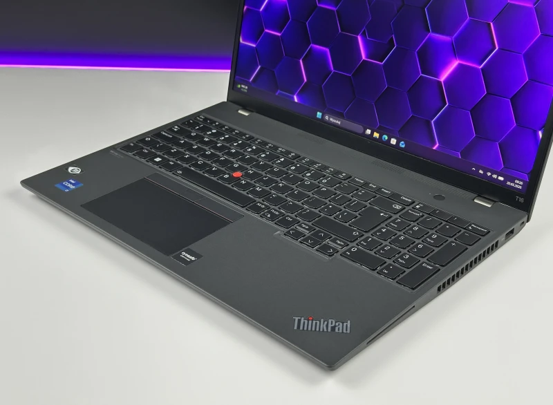 Lenovo ThinkPad T16 Gen 1 z i7-1260P. Wydajny laptop biznesowy z dużą przestrzenią roboczą, idealny do wielozadaniowej pracy biurowej i mobilnej.
