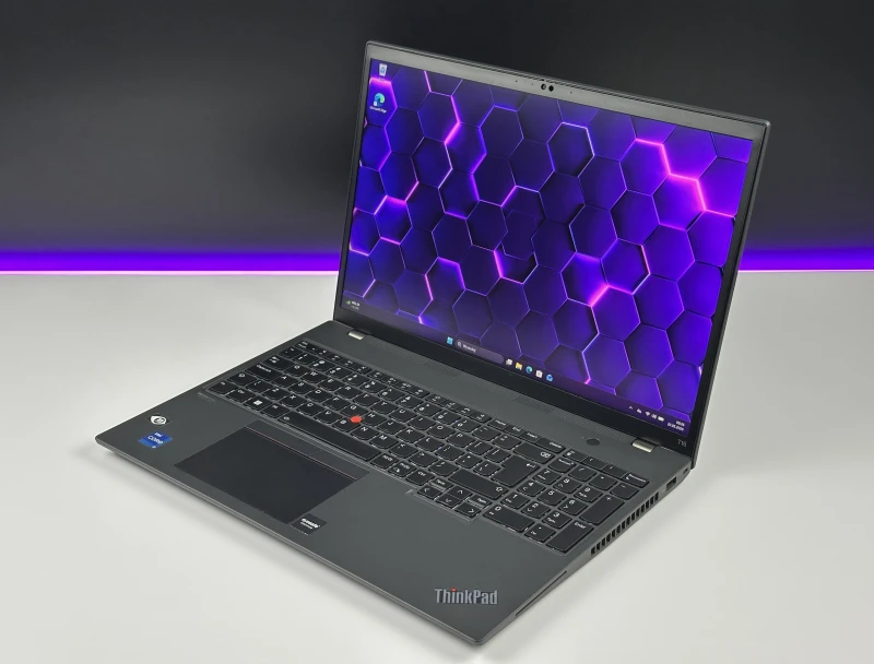 Lenovo ThinkPad T16 Gen 1 z i7-1260P. Wydajny laptop biznesowy z dużą przestrzenią roboczą, idealny do wielozadaniowej pracy biurowej i mobilnej.