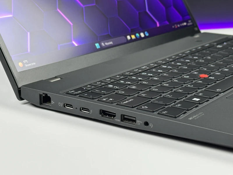 Lenovo ThinkPad T16 Gen 1 z i7-1260P. Wydajny laptop biznesowy z dużą przestrzenią roboczą, idealny do wielozadaniowej pracy biurowej i mobilnej.