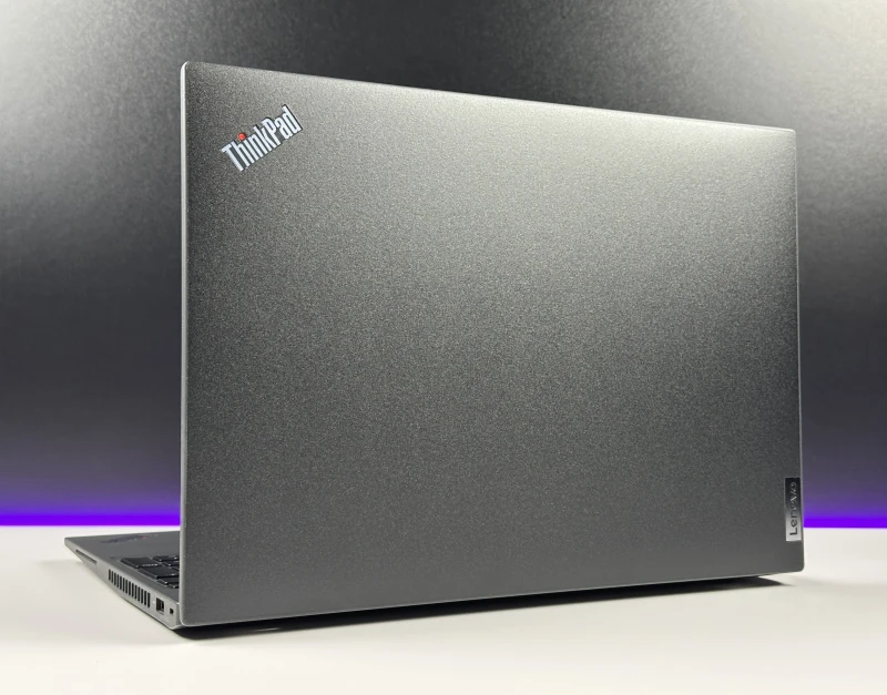Lenovo ThinkPad T16 Gen 1 z i7-1260P. Wydajny laptop biznesowy z dużą przestrzenią roboczą, idealny do wielozadaniowej pracy biurowej i mobilnej.