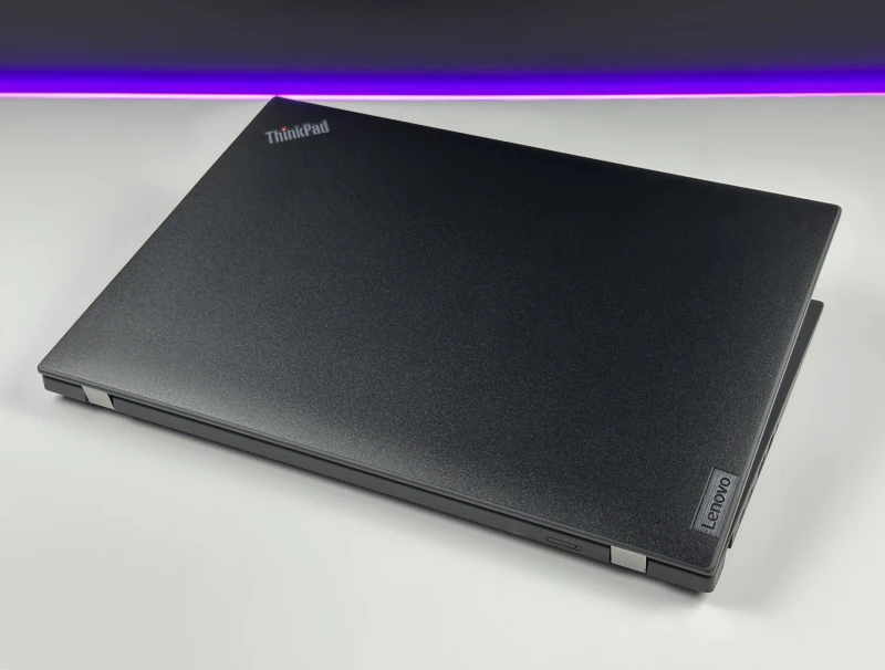 Lenovo ThinkPad T16 Gen 1 z i7-1260P. Wydajny laptop biznesowy z dużą przestrzenią roboczą, idealny do wielozadaniowej pracy biurowej i mobilnej.