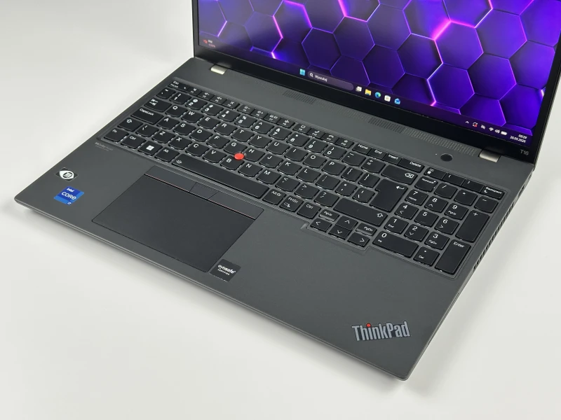 Lenovo ThinkPad T16 Gen 1 z i7-1260P. Wydajny laptop biznesowy z dużą przestrzenią roboczą, idealny do wielozadaniowej pracy biurowej i mobilnej.