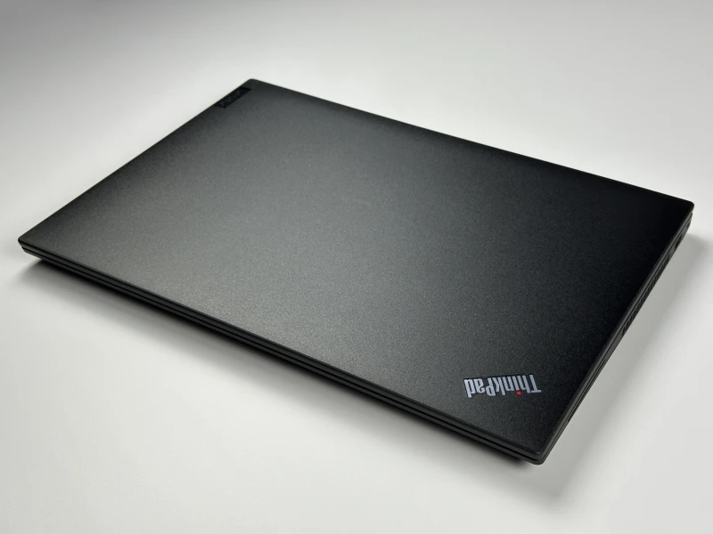 Lenovo ThinkPad T16 Gen 1 z i7-1260P. Wydajny laptop biznesowy z dużą przestrzenią roboczą, idealny do wielozadaniowej pracy biurowej i mobilnej.