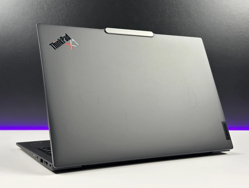 ThinkPad X1 Carbon Gen 12 z Ultra 7 165U, 64GB RAM i LTE zapewnia stały internet z karty SIM. Smukły laptop biznesowy 14” FHD+, klawiatura US.