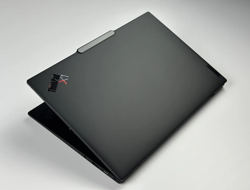 ThinkPad X1 Carbon Gen 12 z Ultra 7 165U, 64GB RAM i LTE zapewnia stały internet z karty SIM. Smukły laptop biznesowy 14” FHD+, klawiatura US.