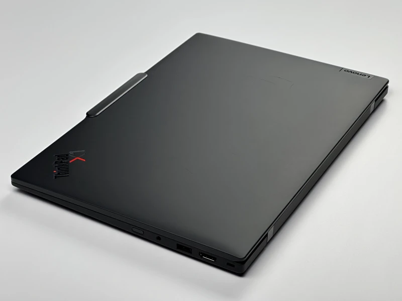 ThinkPad X1 Carbon Gen 12 z Ultra 7 165U, 64GB RAM i LTE zapewnia stały internet z karty SIM. Smukły laptop biznesowy 14” FHD+, klawiatura US.