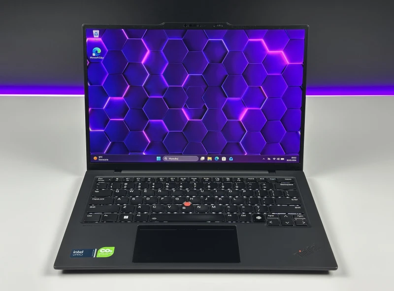 ThinkPad X1 Carbon Gen 12 z Ultra 7 165U, 64GB RAM i LTE zapewnia stały internet z karty SIM. Smukły laptop biznesowy 14” FHD+, klawiatura US.