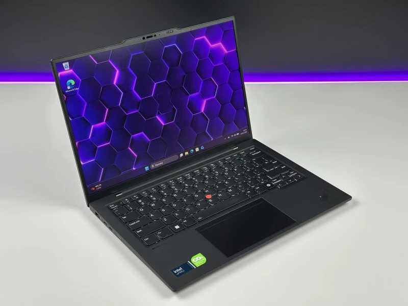 ThinkPad X1 Carbon Gen 12 z Ultra 7 165U, 64GB RAM i LTE zapewnia stały internet z karty SIM. Smukły laptop biznesowy 14” FHD+, klawiatura US.