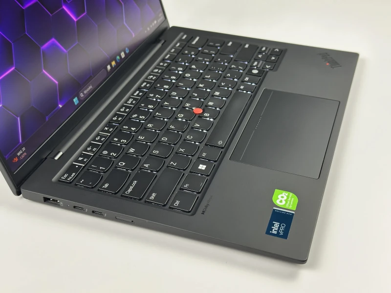 ThinkPad X1 Carbon Gen 12 z Ultra 7 165U, 64GB RAM i LTE zapewnia stały internet z karty SIM. Smukły laptop biznesowy 14” FHD+, klawiatura US.