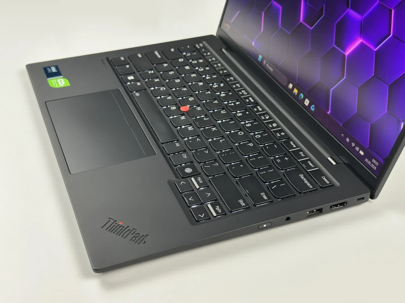 ThinkPad X1 Carbon Gen 12 z Ultra 7 165U, 64GB RAM i LTE zapewnia stały internet z karty SIM. Smukły laptop biznesowy 14” FHD+, klawiatura US.