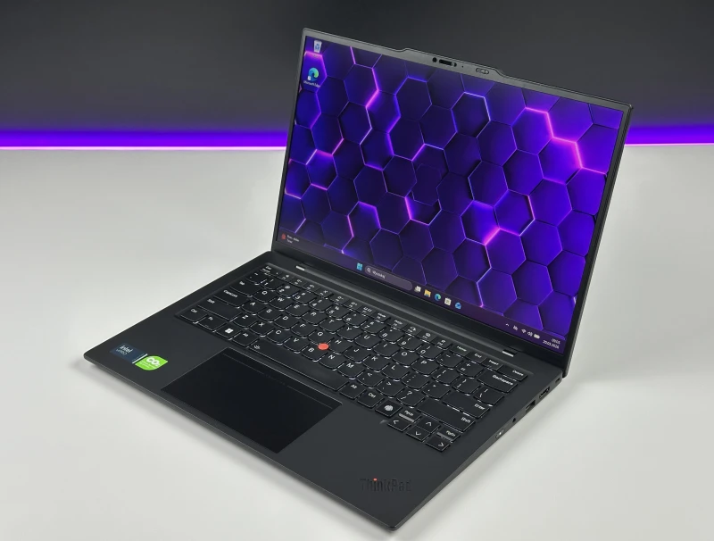 ThinkPad X1 Carbon Gen 12 z Ultra 7 165U, 64GB RAM i LTE zapewnia stały internet z karty SIM. Smukły laptop biznesowy 14” FHD+, klawiatura US.