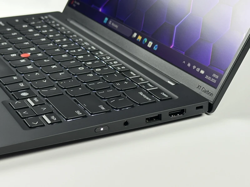 ThinkPad X1 Carbon Gen 12 z Ultra 7 165U, 64GB RAM i LTE zapewnia stały internet z karty SIM. Smukły laptop biznesowy 14” FHD+, klawiatura US.