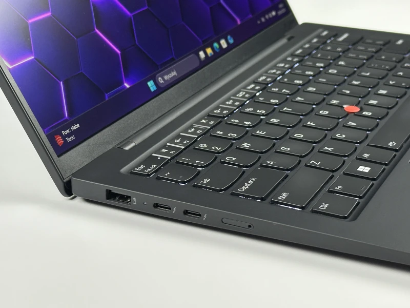 ThinkPad X1 Carbon Gen 12 z Ultra 7 165U, 64GB RAM i LTE zapewnia stały internet z karty SIM. Smukły laptop biznesowy 14” FHD+, klawiatura US.