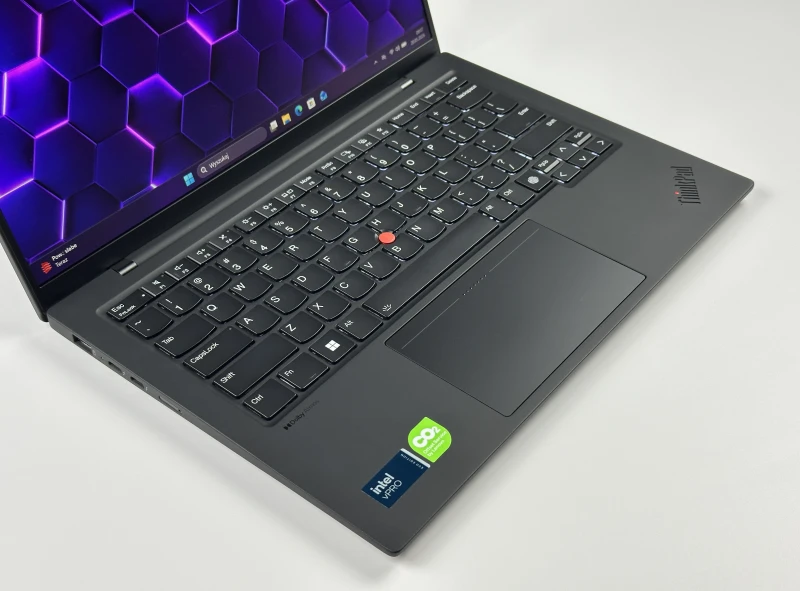 ThinkPad X1 Carbon Gen 12 z Ultra 7 165U, 64GB RAM i LTE zapewnia stały internet z karty SIM. Smukły laptop biznesowy 14” FHD+, klawiatura US.