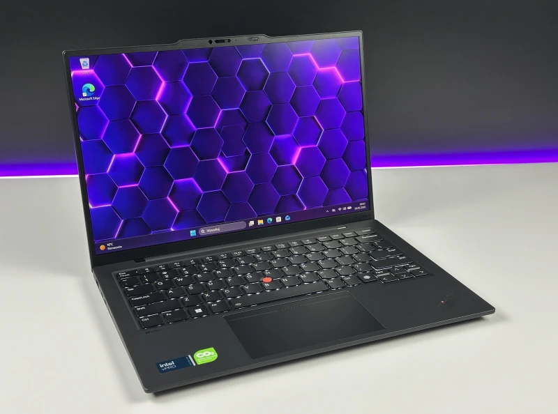 ThinkPad X1 Carbon Gen 12 z Ultra 7 165U, 64GB RAM i LTE zapewnia stały internet z karty SIM. Smukły laptop biznesowy 14” FHD+, klawiatura US.