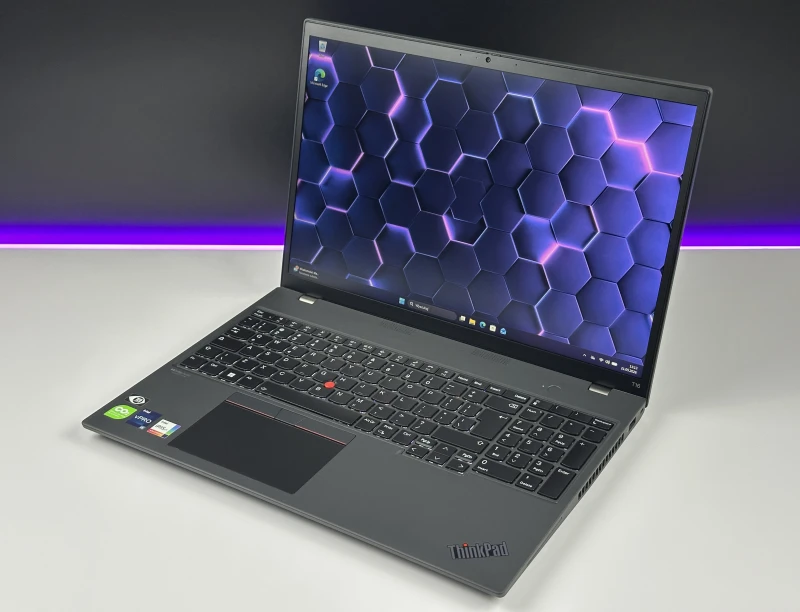 Lenovo ThinkPad T16 Gen 1 - i5-1245U, 16". Biznesowy laptop oferujący dużą przestrzeń roboczą i komfort codziennej pracy.