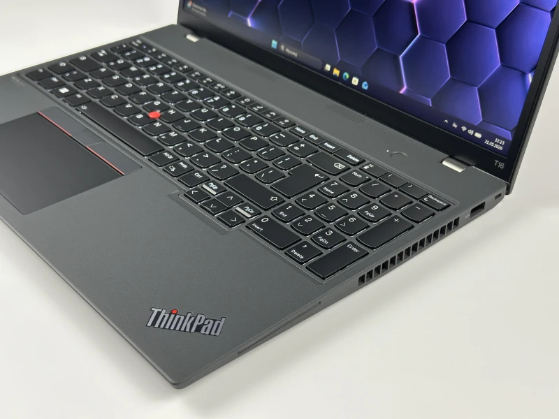 Lenovo ThinkPad T16 Gen 1 - i5-1245U, 16". Biznesowy laptop oferujący dużą przestrzeń roboczą i komfort codziennej pracy.
