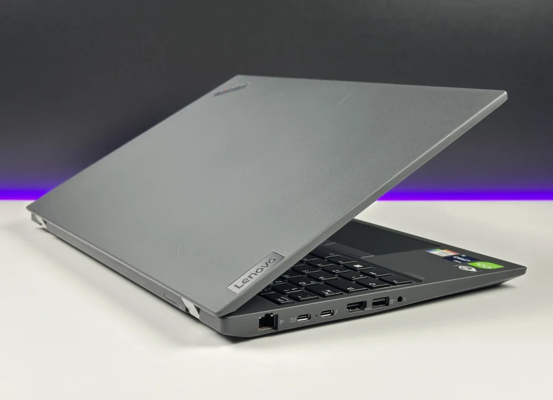 Lenovo ThinkPad T16 Gen 1 - i5-1245U, 16". Biznesowy laptop oferujący dużą przestrzeń roboczą i komfort codziennej pracy. Lenovo ThinkPad T16 Gen 1 - i5-1245U, 16". Biznesowy laptop oferujący dużą przestrzeń roboczą i komfort codziennej pracy.